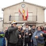 Vecinos de Villar de Corneja (Ávila) adelantan las campanadas