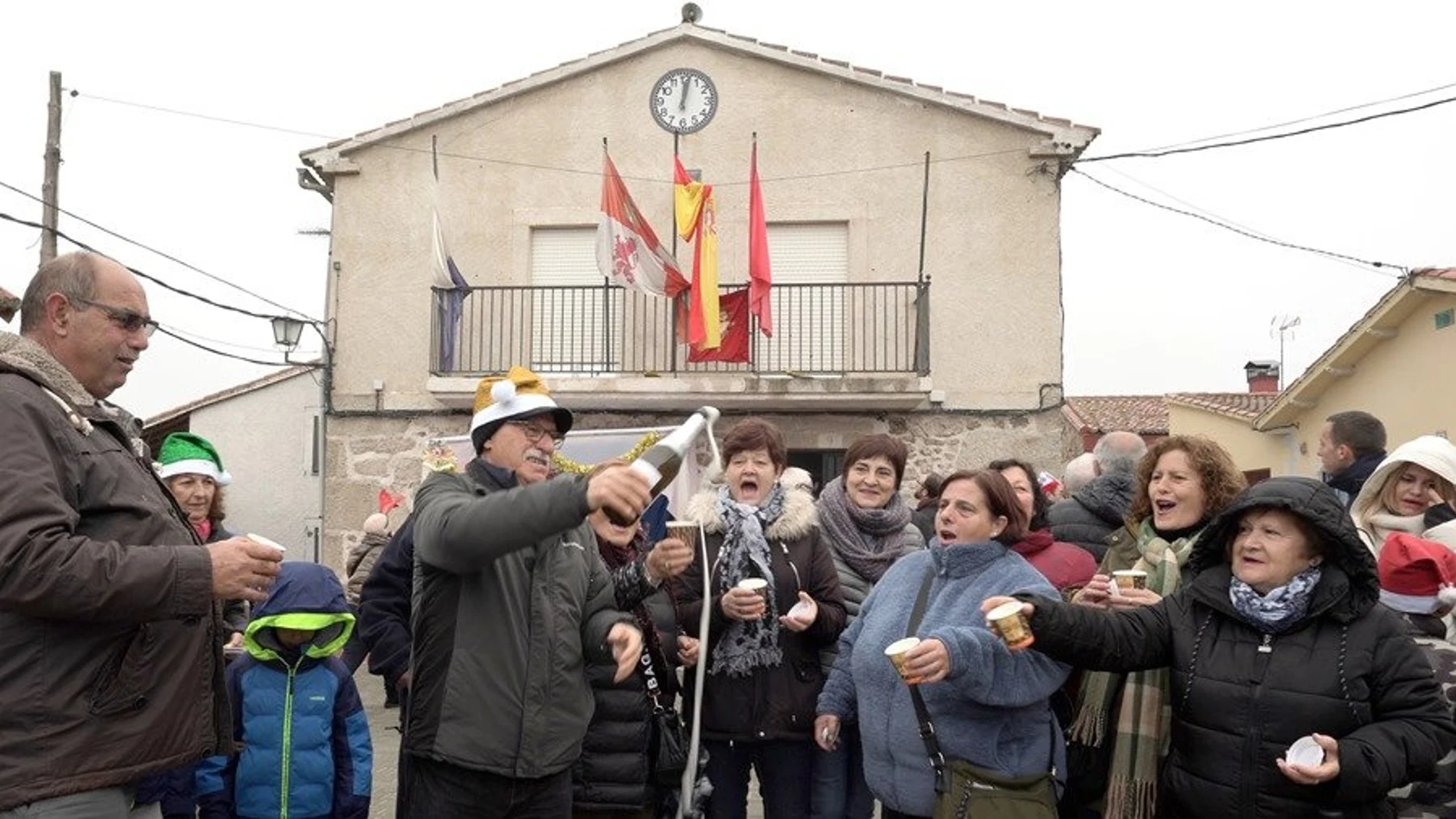 Vecinos de Villar de Corneja (Ávila) adelantan las campanadas