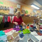 Carmena, en su puesto solidario del mercado de La Cebada