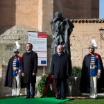 El presidente del CES, Enrique Cabero, realiza la ofrenda floral en homenaje a Miguel Unamuno, junto al alcalde de Salamanca, Carlos García Carbayo