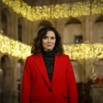 El abrigo rojo de Ayuso para despedir el año.