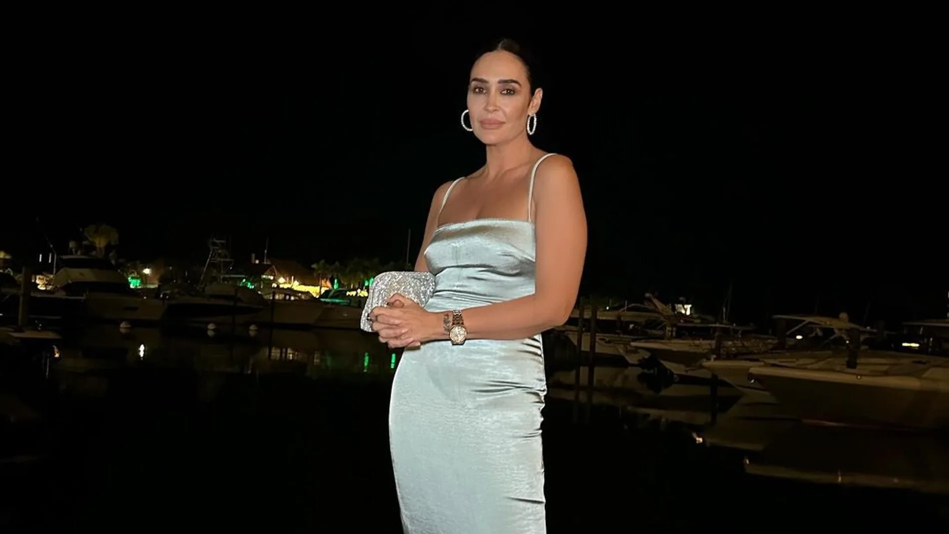 Vicky Martín Berrocal con vestido satinado.