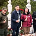 El presidente de la Junta de Andalucía, Juanma Moreno, con trabajadores de Doñana