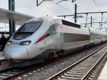 Un tren de alta velocidad Un tren de alta velocidad
