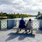 Una pareja de anciano sentados en un banco del Puente de San Telmo.