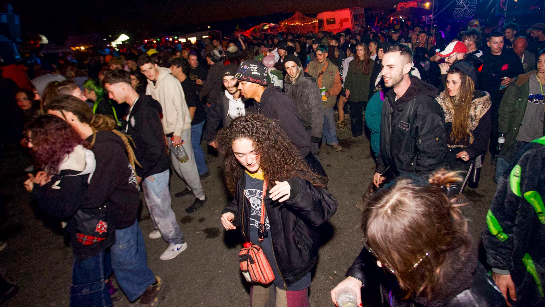 FUENTE ÁLAMO (MURCIA), 01/01/2024.- Unas cinco mil personas se encuentran concentradas desde el pasado sábado en una fiesta clandestina o 'rave' en Fuente Álamo (16.000 habitantes) bajo la denominación 'big fucking party' ubicada en el circuito municipal de velocidad de esta localidad a 38 kilómetros de Murcia capital, y que sigue activa a través de una convocatoria hecha solamente a través de redes sociales. EFE/Juan Carlos Caval