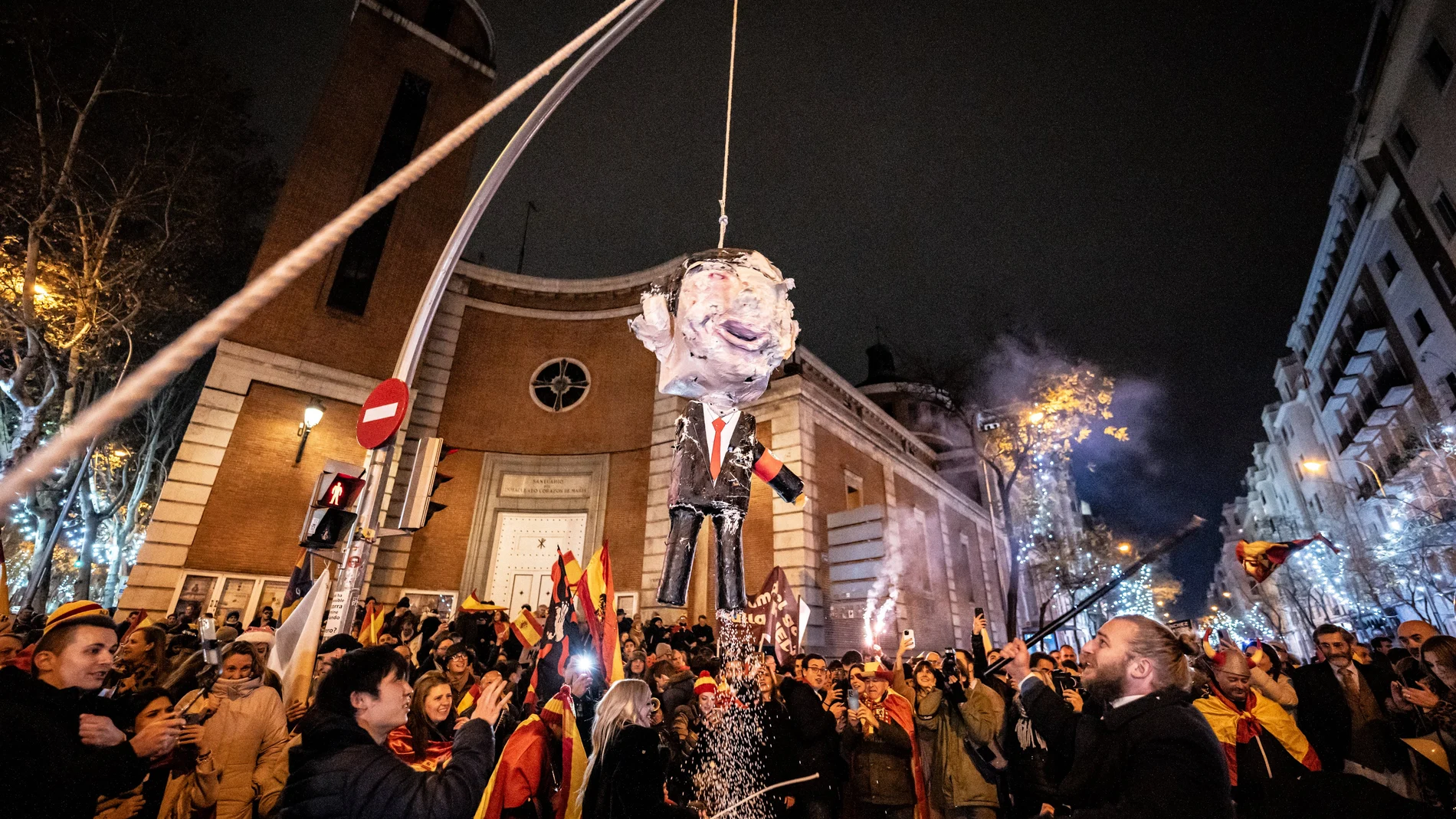 Decenas de personas celebran la entrada del año nuevo en la calle Ferraz, a 1 de enero de 2024, en Madrid (España).
