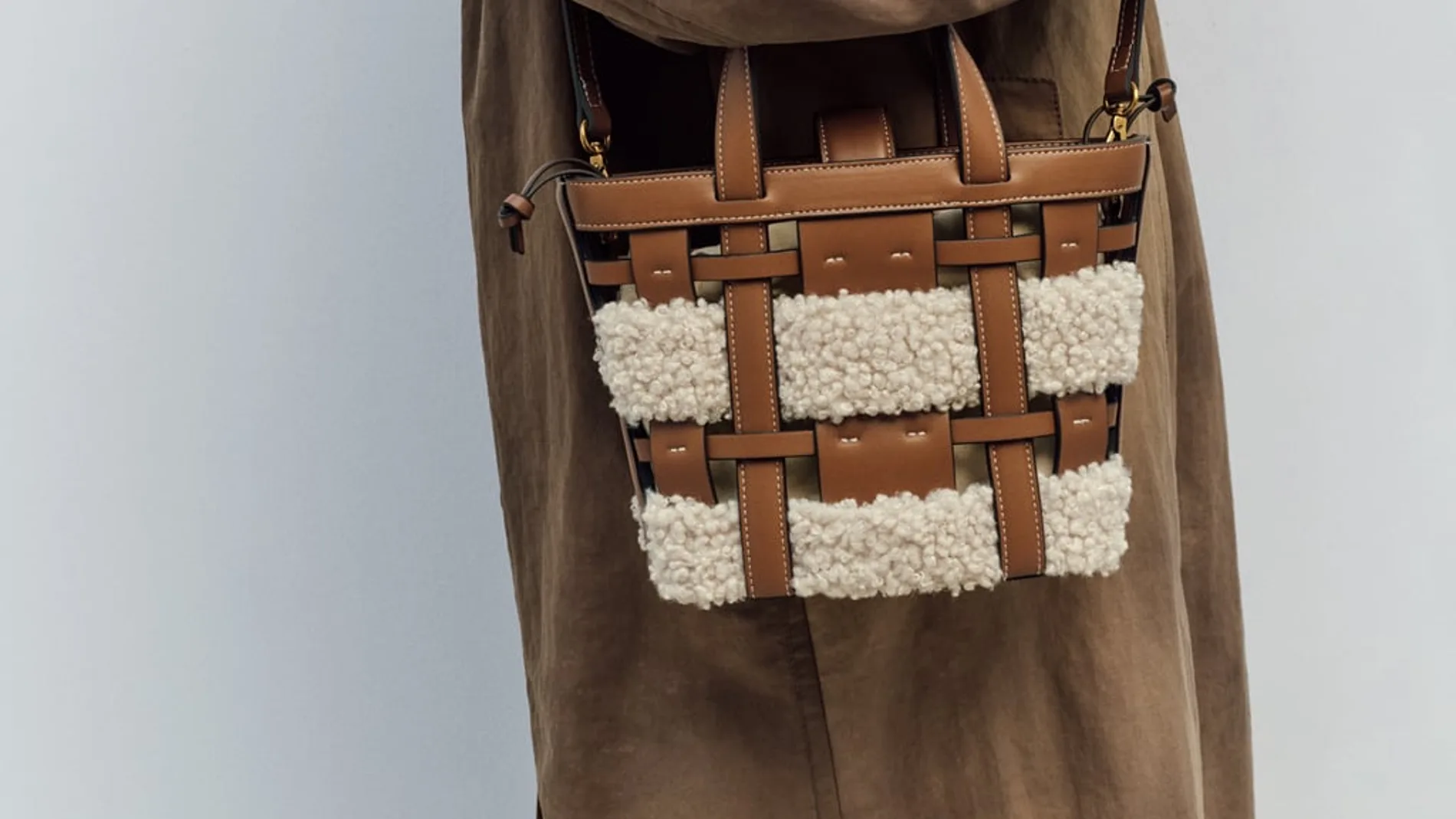 Los bolsos de borreguito son tendencia este 2024.
