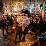 Decenas de personas celebran la entrada del año nuevo en la calle Ferraz, a 1 de enero de 2024, en Madrid (España).