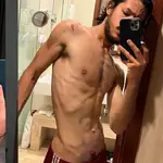 El antes y después del actor Simon Hempe tras el rodaje de "La sociedad de la nieve"