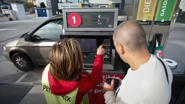 Una trabajadora ayuda a un hombre a repostar combustible en las inmediaciones de la gasolinera Petroprix de Ribadeo.