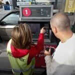 Una trabajadora ayuda a un hombre a repostar combustible en las inmediaciones de la gasolinera Petroprix de Ribadeo.
