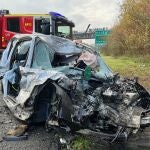 Dos personas, una mujer y una menor, fallecieron en un accidente entre el coche en el que viajaban y un camión cisterna en Cambados (Pontevedra).