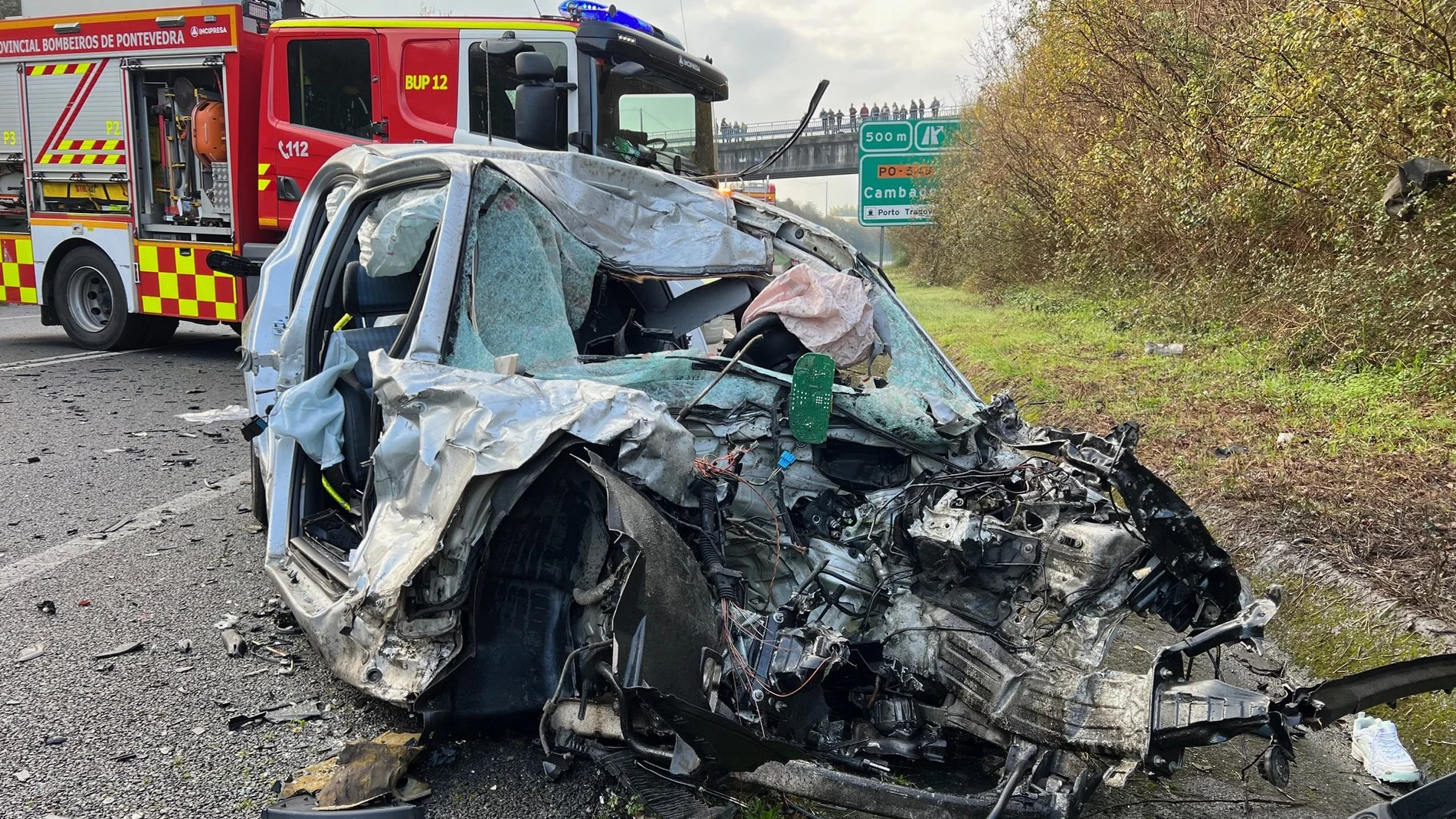 Dos personas, una mujer y una menor, fallecieron en un accidente entre el coche en el que viajaban y un camión cisterna en Cambados (Pontevedra).