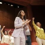 Ione Belarra (c), junto a Noemí Santana (i), durante un acto de precampaña de la coalición Unidas Sí Podemos, este domingo, en Las Palmas de Gran Canaria. 