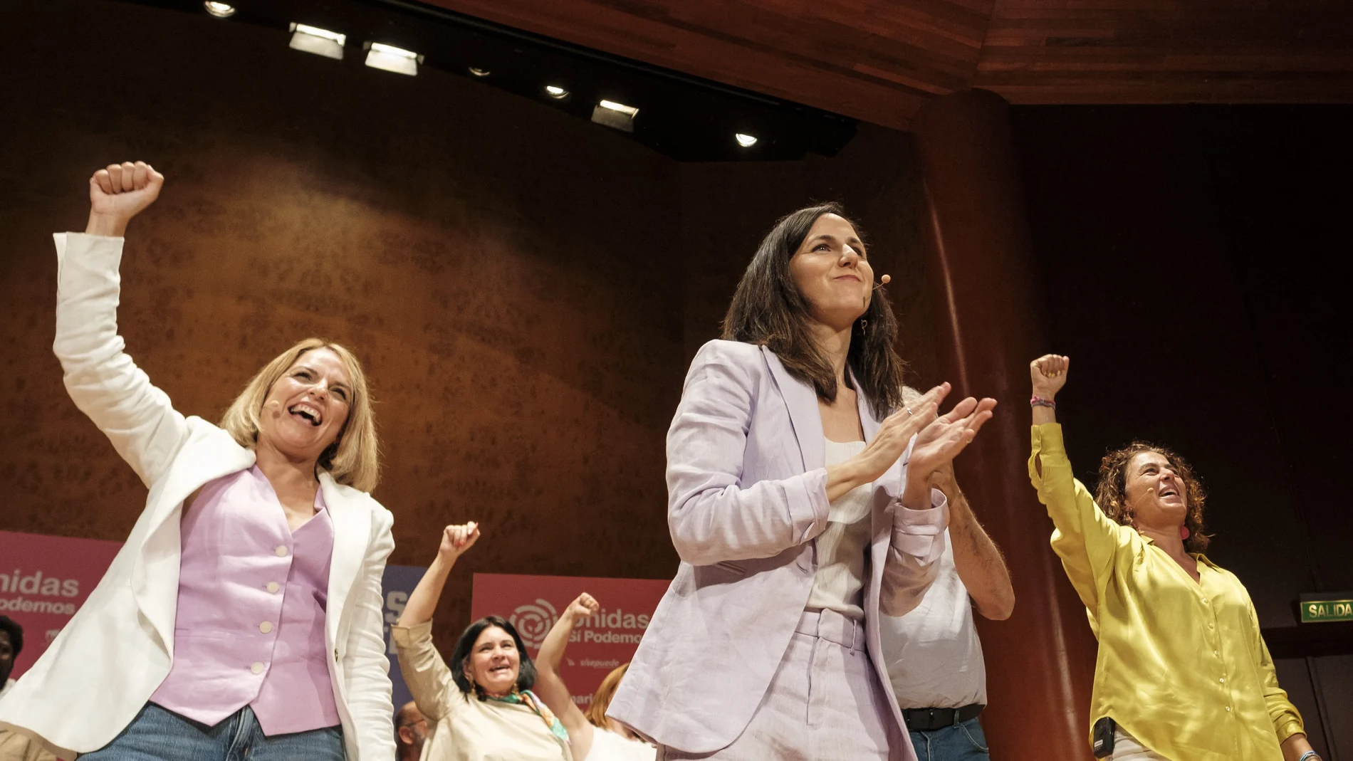 Ione Belarra (c), junto a Noemí Santana (i), durante un acto de precampaña de la coalición Unidas Sí Podemos, este domingo, en Las Palmas de Gran Canaria.
