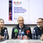 El alcalde de León, José Antonio Diez (C) con el presidente de la Asociación de Hostelería de León, Óscar García y la concejala de consumo, Camino Orejas
