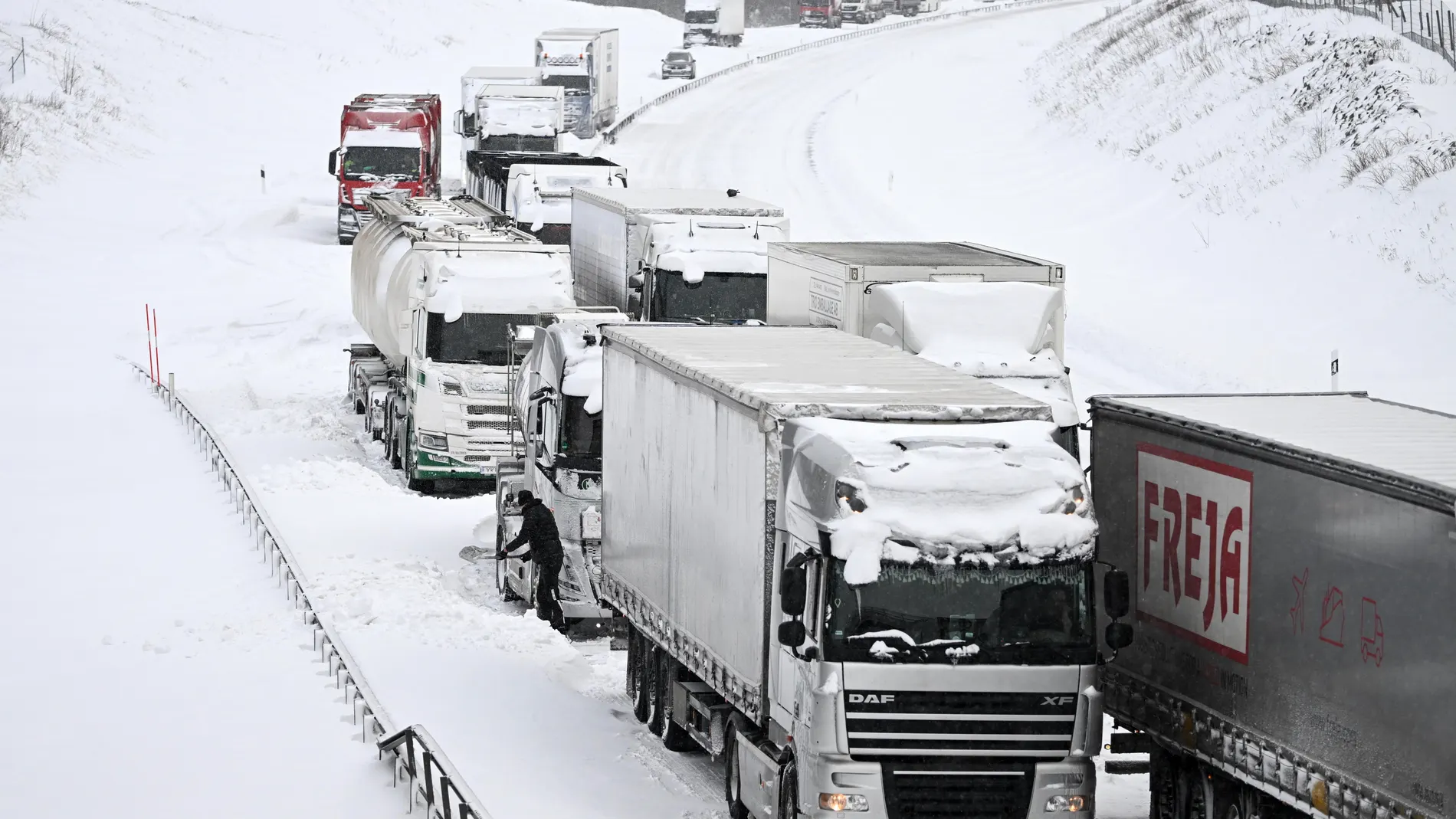 Linderod (Sweden), 04/01/2024.- Trucks wait in a queue as vehicles are still stuck along the European route E22, in Linderod, southern Sweden, 04 January 2024. Heavy snowfall and strong winds have led to chaos on the European route E22 between Kristianstad and Horby, causing up to 1000 vehicles to be stuck in queues overnight due to large amounts of snow on the roadway and limited access, according to the police. (Suecia) EFE/EPA/JOHAN NILSSON SWEDEN OUT