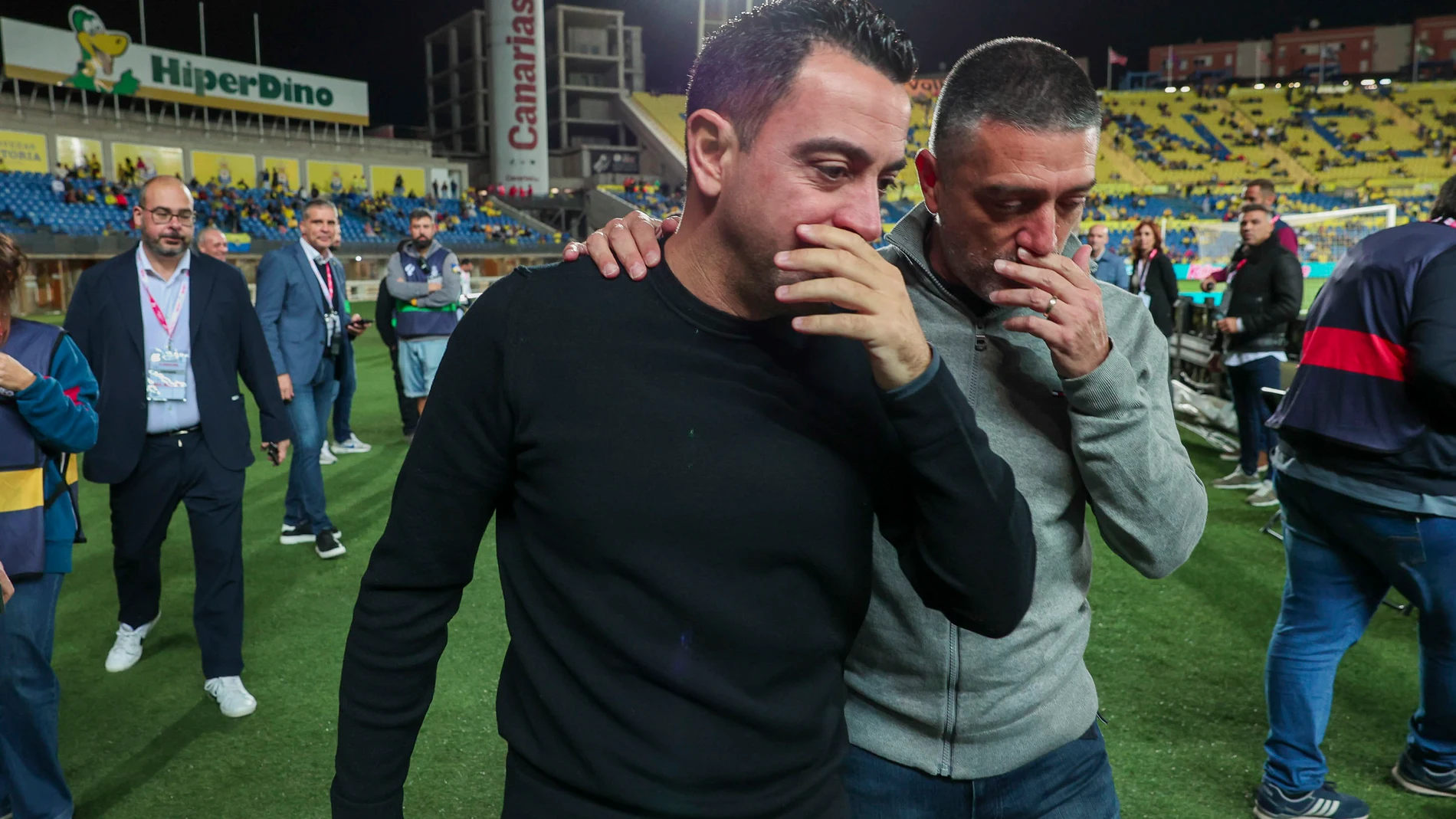 LAS PALMAS DE GRAN CANARIA, 04/01/2024.- El entrenador del Barcelona, Xavi Hernández (i) y el de la UD Las Palmas, Francisco Javier García Pimienta, momentos antes del partido de LaLiga que se disputa este jueves en el estadio de Gran Canaria. EFE/ Quique Curbelo