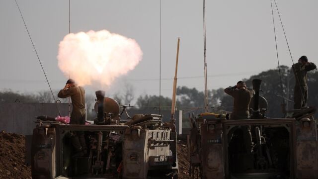 Undisclosed (Israel), 01/01/2024.- Israeli soldiers fire mortars at an area near the border with the Gaza Strip, in southern Israel, 01 January 2024. More than 21,600 Palestinians and at least 1,300 Israelis have been killed, according to the Palestinian Health Ministry and the Israel Defense Forces (IDF), since Hamas militants launched an attack against Israel from the Gaza Strip on 07 October, and the Israeli operations in Gaza and the West Bank which followed it. The Israeli military stated that its ground, air, and naval troops are 'continuing to conduct joint combat' across the Gaza Strip. EFE/EPA/ABIR SULTAN