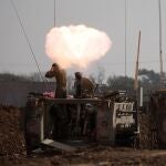 Undisclosed (Israel), 01/01/2024.- Israeli soldiers fire mortars at an area near the border with the Gaza Strip, in southern Israel, 01 January 2024. More than 21,600 Palestinians and at least 1,300 Israelis have been killed, according to the Palestinian Health Ministry and the Israel Defense Forces (IDF), since Hamas militants launched an attack against Israel from the Gaza Strip on 07 October, and the Israeli operations in Gaza and the West Bank which followed it. The Israeli military stated that its ground, air, and naval troops are 'continuing to conduct joint combat' across the Gaza Strip. EFE/EPA/ABIR SULTAN