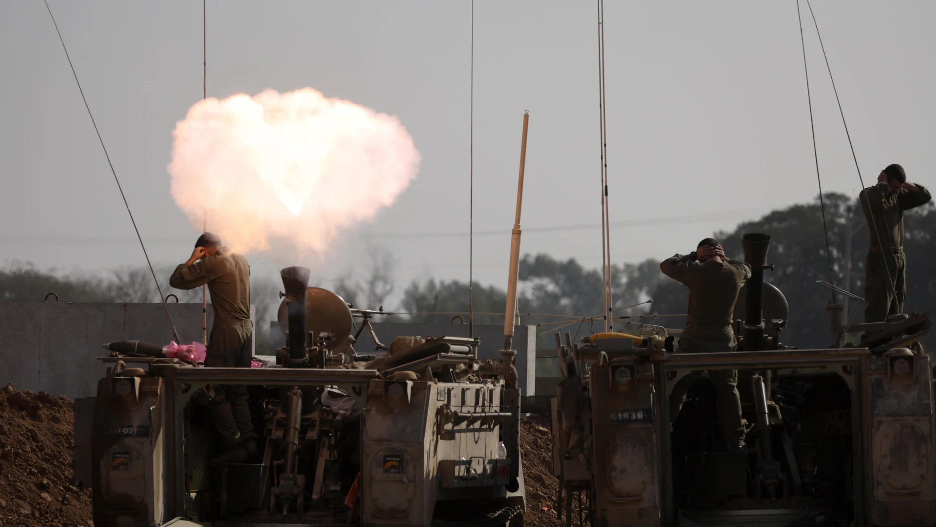 Undisclosed (Israel), 01/01/2024.- Israeli soldiers fire mortars at an area near the border with the Gaza Strip, in southern Israel, 01 January 2024. More than 21,600 Palestinians and at least 1,300 Israelis have been killed, according to the Palestinian Health Ministry and the Israel Defense Forces (IDF), since Hamas militants launched an attack against Israel from the Gaza Strip on 07 October, and the Israeli operations in Gaza and the West Bank which followed it. The Israeli military stated that its ground, air, and naval troops are 'continuing to conduct joint combat' across the Gaza Strip. EFE/EPA/ABIR SULTAN