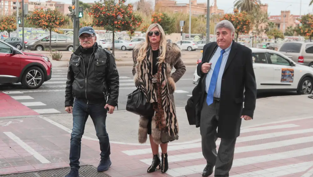 Malena Gracia con dos amigos de Arévalo