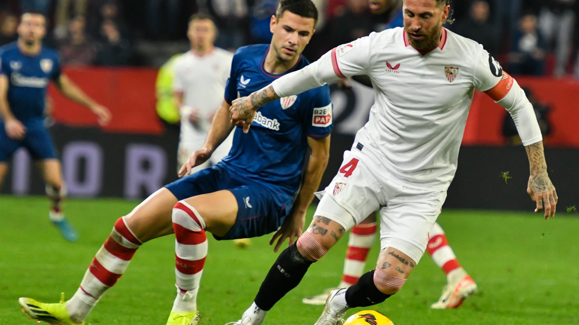 SEVILLA. 04/01/2024. - El defensa del Sevilla Sergio Ramos (d) controla el balón junto a Gorka Guruzeta, del Athletic Club, durante el partido de la jornada 19 en Primera División que Sevilla FC y Athletic Club de Bilbao disputan este jueves en el estadio Ramón Sánchez-Pizjuán, en Sevilla. EFE/ Raúl Caro.