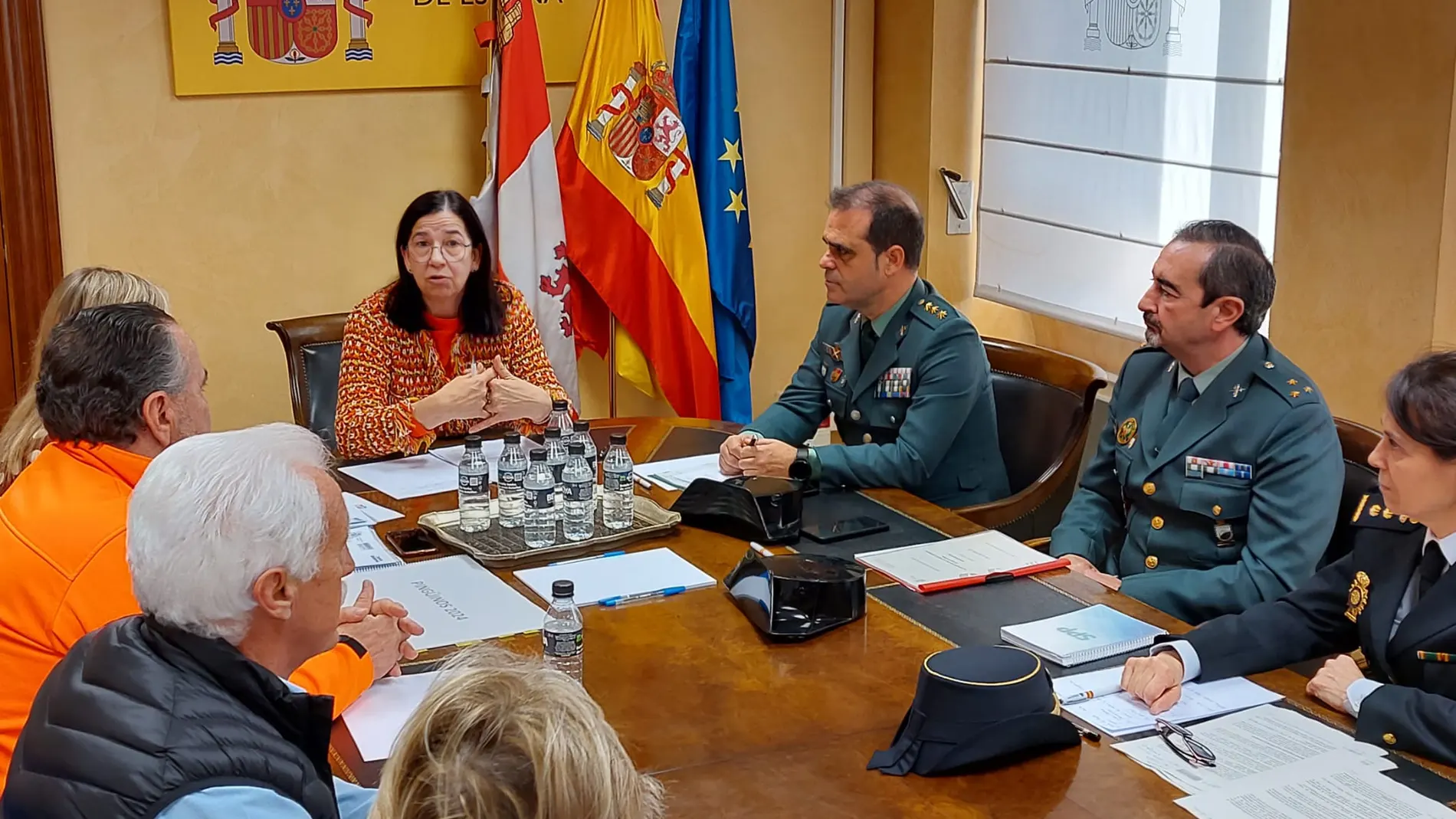 Alicia Villar preside la reunión para la organización de Pingüinos