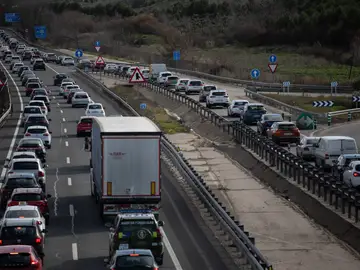 Decenas de vehículos en el kilómetro 15 de la A3, a 5 de enero de 2024, en Madrid (España). La Dirección General de Tráfico (DGT) prevé 3 millones de desplazamientos por carretera en la tercera y última fase de la operación de tráfico de Navidad, que comienza hoy a las 15.00 horas y finaliza en la medianoche del domingo 7 de enero Decenas de vehículos en el kilómetro 15 de la A3, a 5 de enero de 2024, en Madrid (España). La Dirección General de Tráfico (DGT) prevé 3 millones de desplazamientos por carretera en la tercera y última fase de la operación de tráfico de Navidad, que comienza hoy a las 15.00 horas y finaliza en la medianoche del domingo 7 de enero