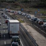 Decenas de vehículos en el kilómetro 15 de la A3, a 5 de enero de 2024, en Madrid (España). La Dirección General de Tráfico (DGT) prevé 3 millones de desplazamientos por carretera en la tercera y última fase de la operación de tráfico de Navidad, que comienza hoy a las 15.00 horas y finaliza en la medianoche del domingo 7 de enero