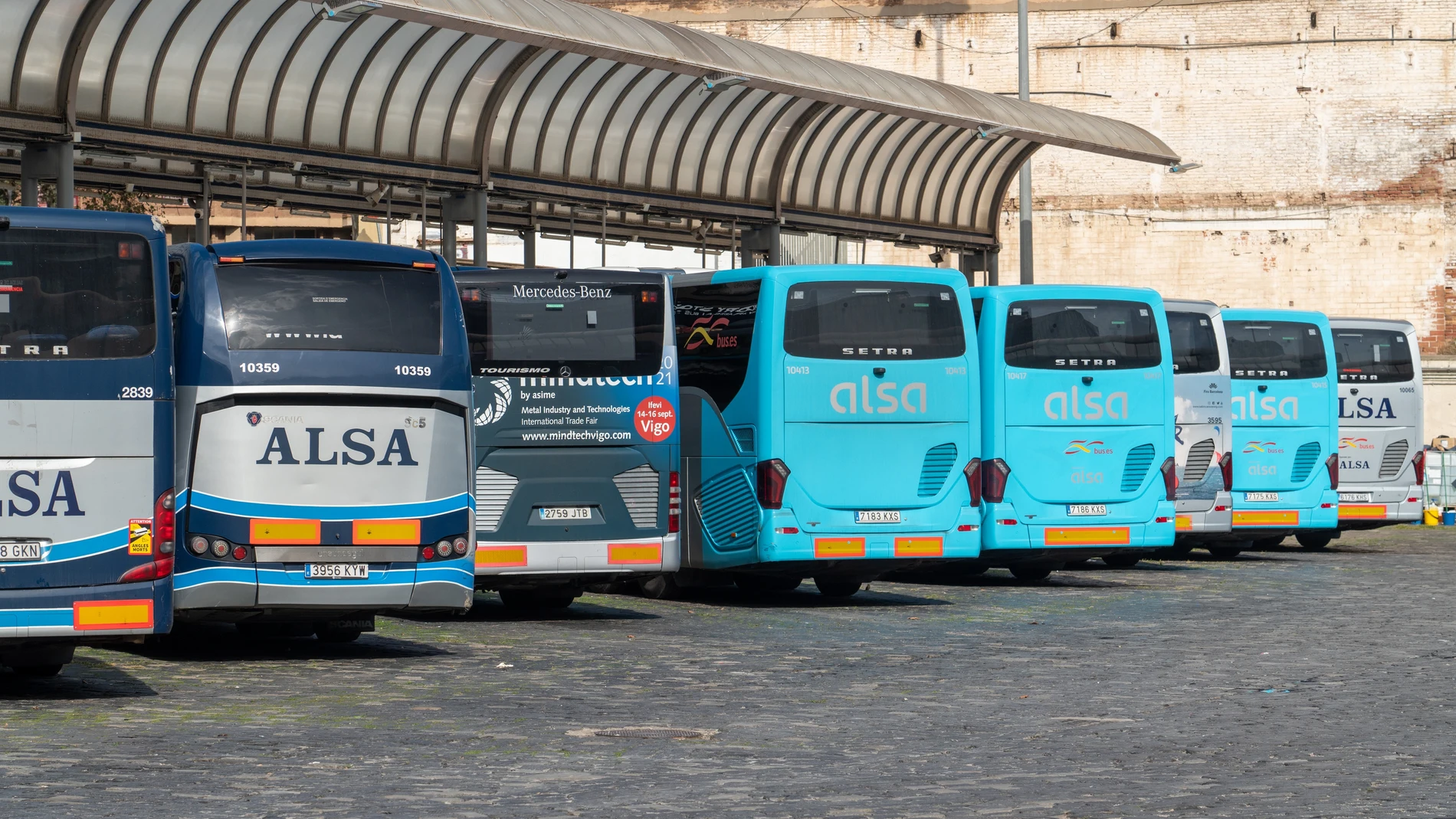 Autobuses de la empresa ALSA seguidos en la estación de autobuses de Barcelona Nord.