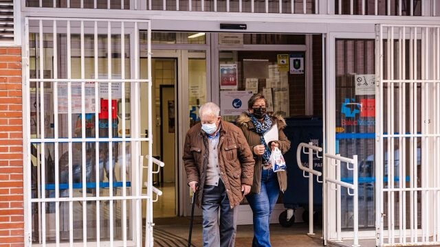 Personas con mascarilla a la salida de un centro de salud en enero de 2024