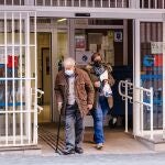 Personas con mascarilla a la salida de un centro de salud en enero de 2024