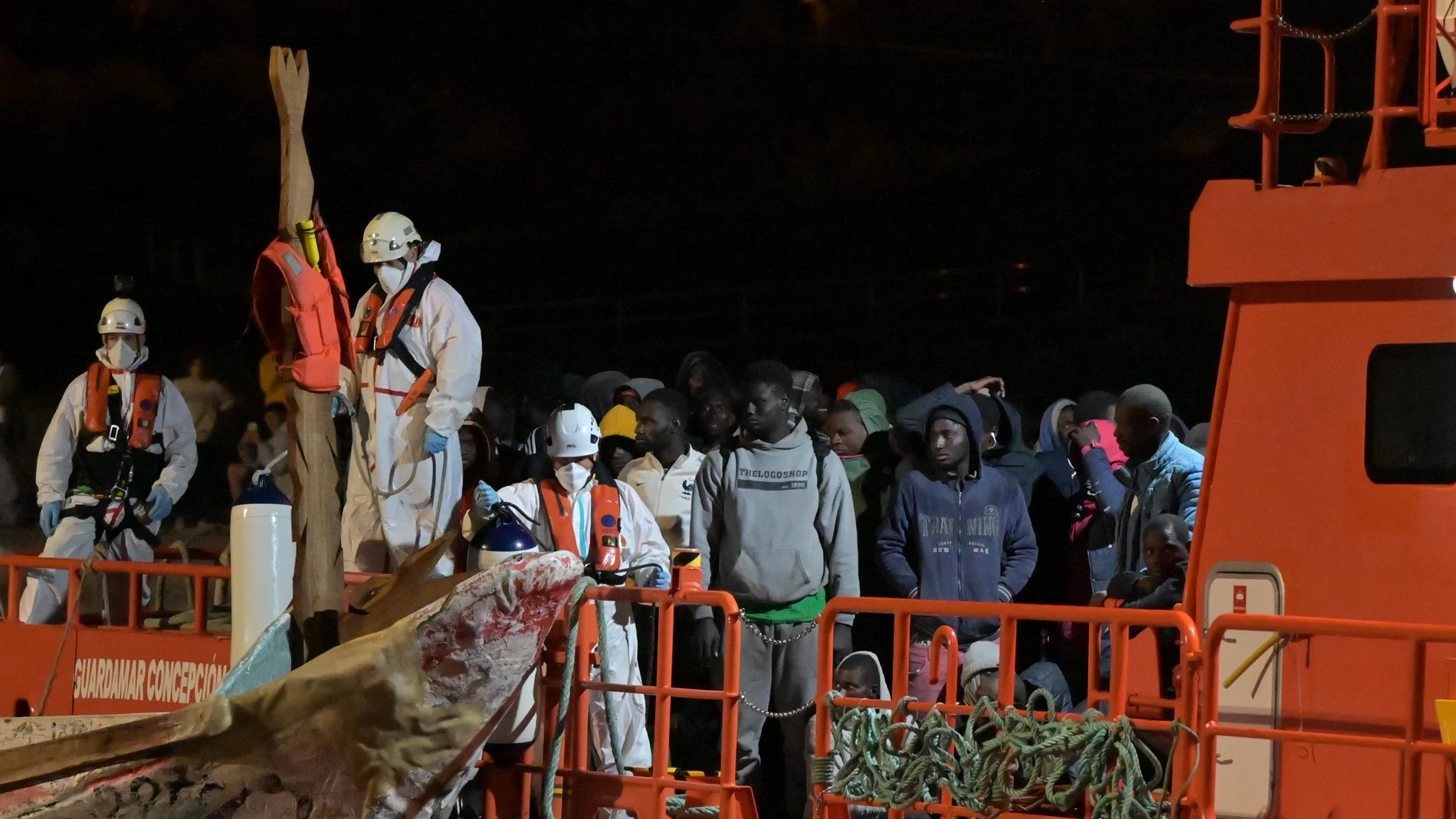 EL PINAR (EL HIERRO), 04/01/2024.- Desembarco de los 175 inmigrantes rescatados en la noche de hoy jueves por la embarcación de Salvamento Marítimo Concepción Arenal en aguas cercanas a El Hierro, y trasladados al puerto de La Restinga, en el municipio de El Pinar, en la isla de El Hierro, para ser atendidos por los equipos de emergencia. EFE/ Gelmert Finol