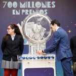Preparación de los bombos y las bolas antes de la celebración del Sorteo Extraordinario del Niño, a 6 de enero de 2023