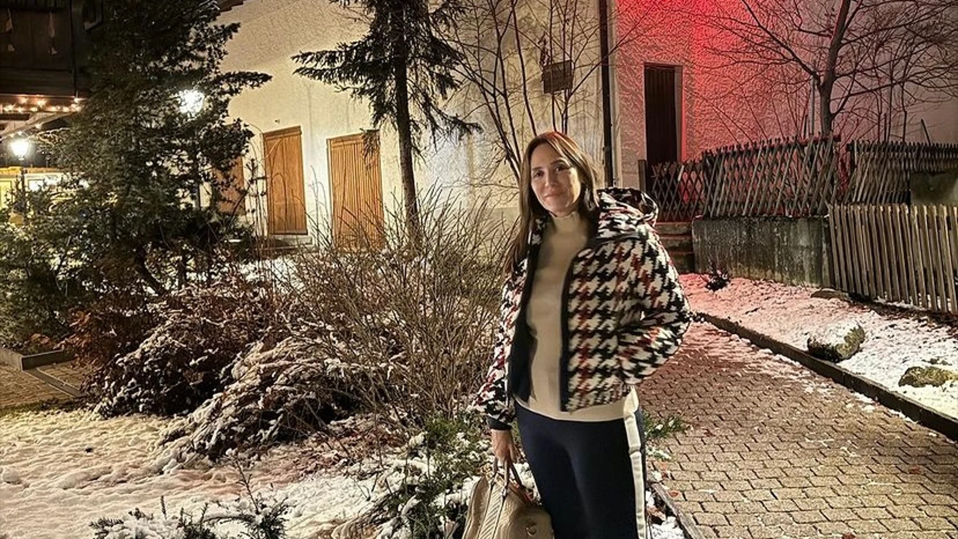 Tamara Falcó tiene la chaqueta acolchada de pata de gallo perfecta.