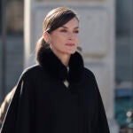 La reina Letizia acude a la Pascua Militar con top satinado combinado con falda maxi y su capa favorita.