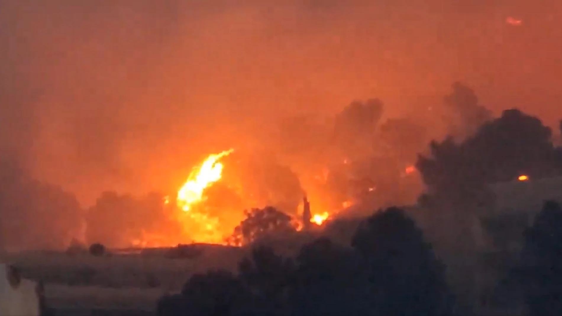 Un incendio en Altea obliga a desalojar a unas 30 personas