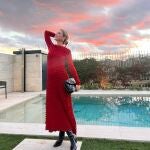 Amelia Bono con vestido tejido fantasía en rojo.