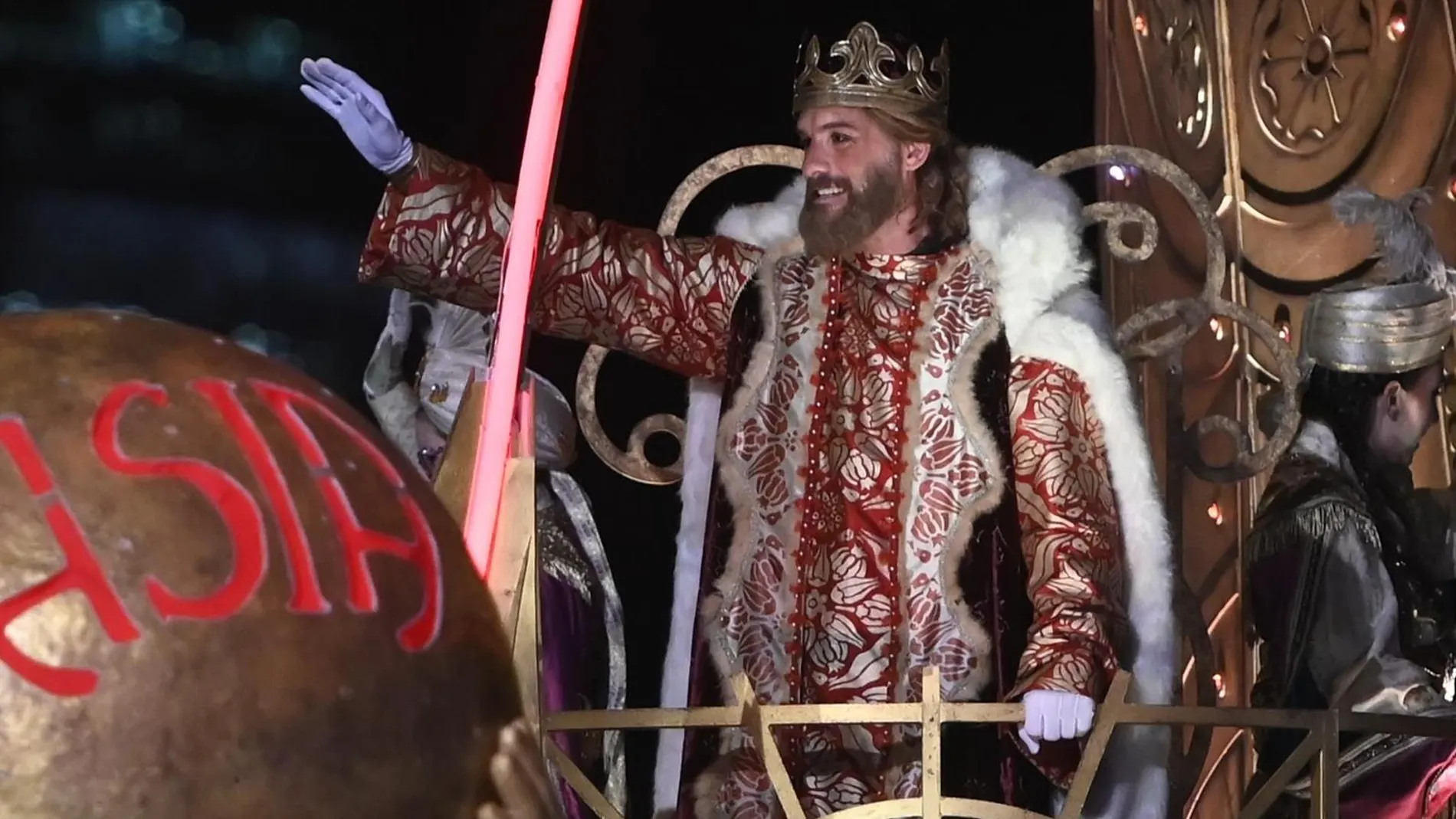 El Rey Gaspar vuelve a acaparar todas las miradas en la cabalgata de los Reyes Magos en Madrid
