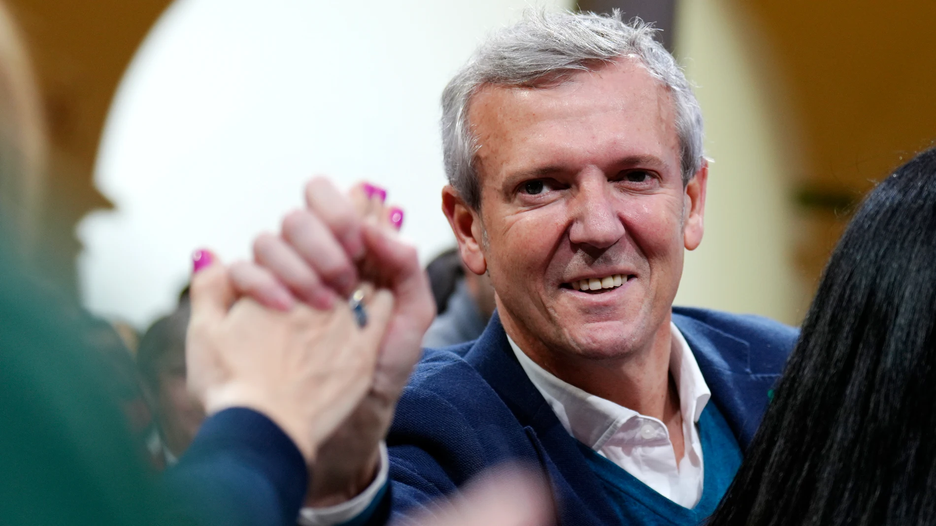 El presidente de la Xunta, Alfonso Rueda, saluda durante el acto de proclamación como candidato del PP a la Xunta de Galicia, en el Hotel Monumento San Francisco, a 7 de enero de 2024, en Santiago de Compostela, A Coruña, Galicia (España). Rueda protagoniza su primer gran acto político una vez que ya se ha formalizado la convocatoria de las próximas elecciones autonómicas gallegas, que se celebrarán el domingo 18 de febrero. Según la encuesta de Sondaxe para 'La Voz de Galicia', Alfonso Rueda...