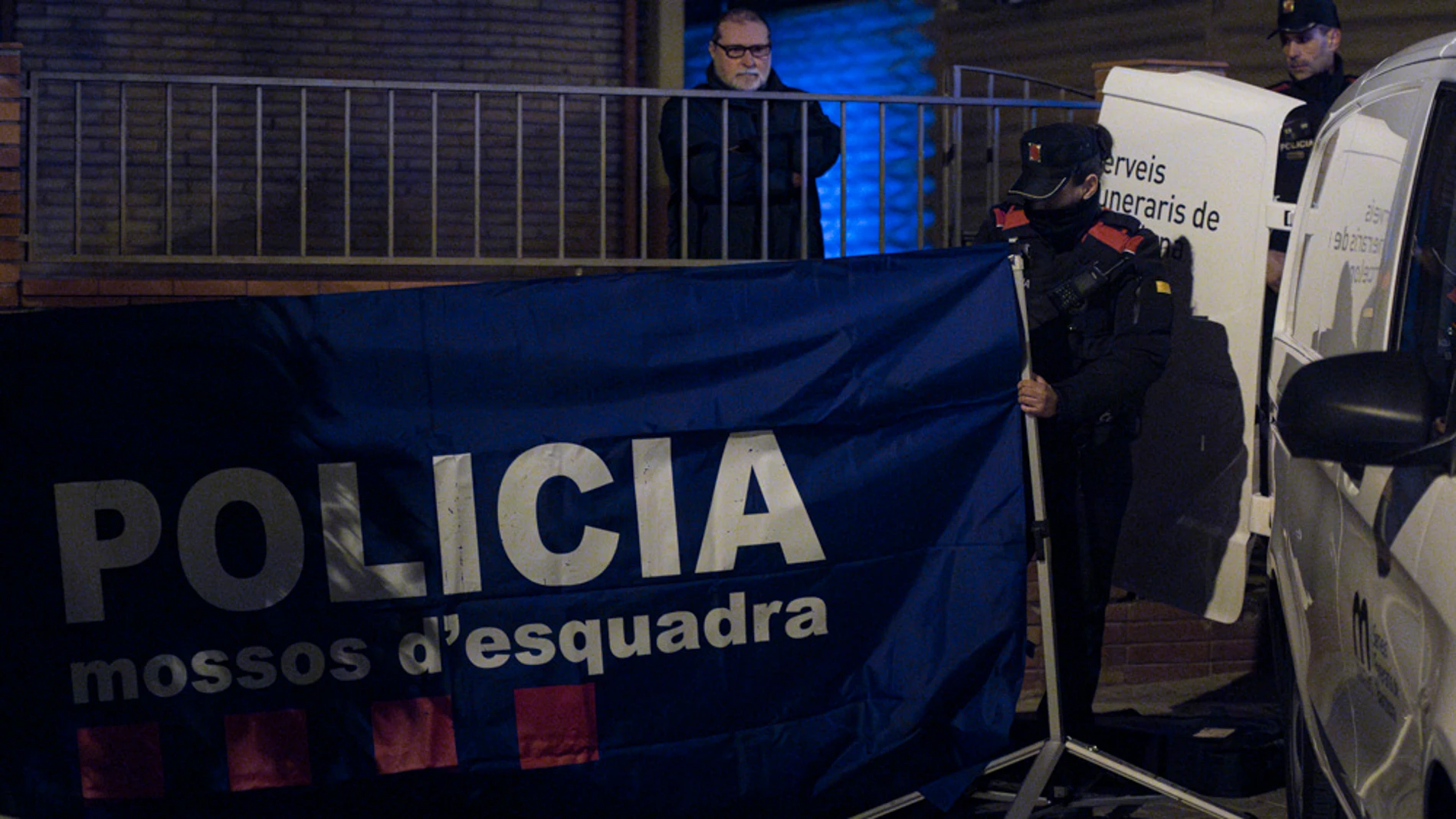 Varios agentes trabajan en el lugar de los hechos, en el distrito de Horta, a 8 de enero de 2023, en Barcelona, Catalunya (España). Los Mossos d'Esquadra investigan la muerte de un padre y sus dos hijos que han encontrado sin vida este lunes, 8 de enero, por la tarde en un domicilio del distrito de Horta-Guinardó de Barcelona. 08 ENERO 2024; Lorena Sopêna / Europa Press 08/01/2024