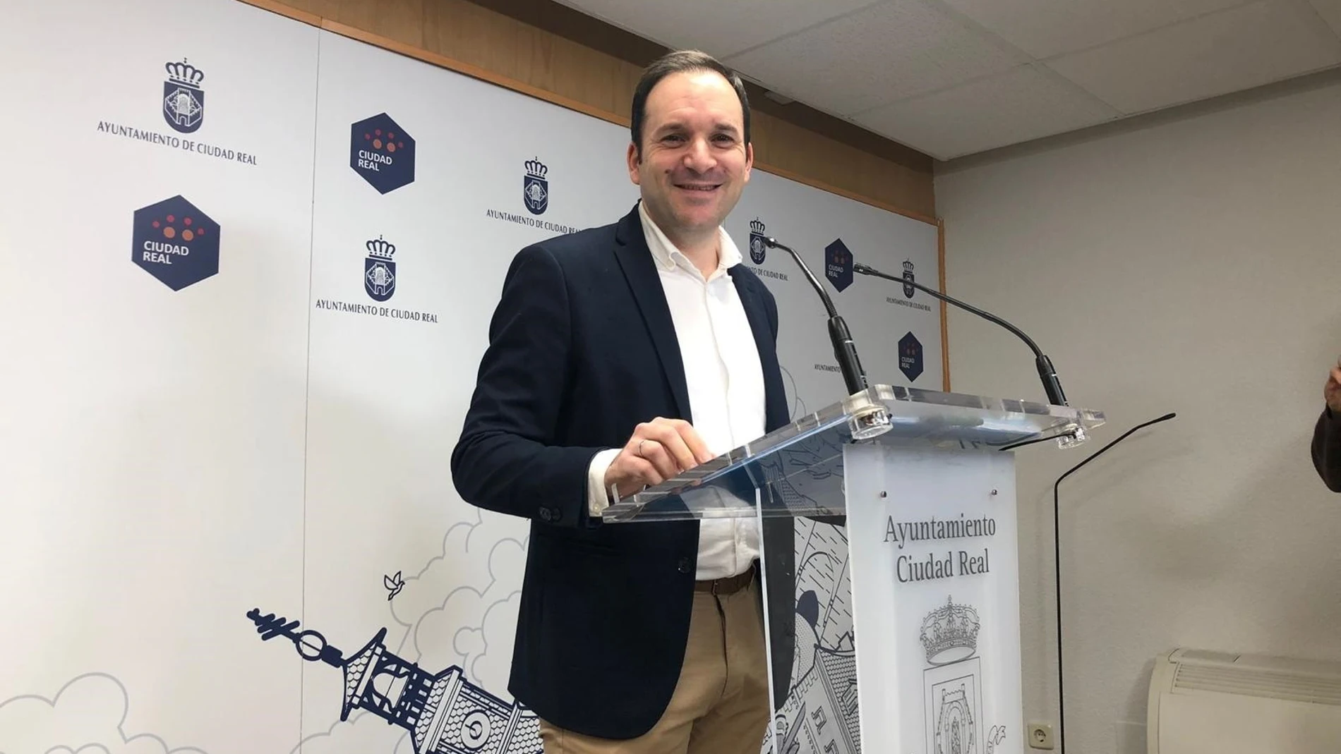 El portavoz del equipo de Gobierno del Ayuntamiento de Ciudad Real, Guillermo Arroyo, en rueda de prensa