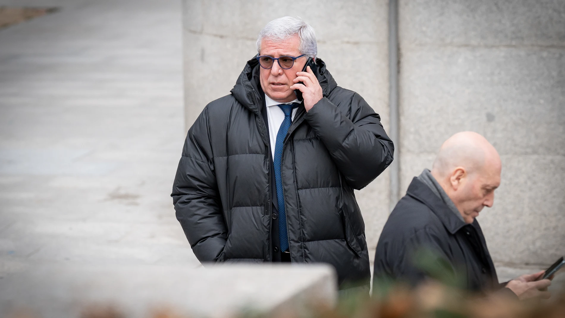 El ex comisario del Aeropuerto de Madrid-Barajas Carlos Salamanca (i) habla por teléfono a su salida de la Audiencia Nacional, a 8 de enero de 2024, en Madrid (España). La Audiencia Nacional juzga desde hoy al que fuera comisario del Aeropuerto de Madrid-Barajas Carlos Salamanca, por presuntamente facilitar la entrada de ciudadanos ecuatoguineanos en España por esa vía a cambio de dádivas que le proporcionaba el empresario Francisco Menéndez Rubio. La Fiscalía pide para él diez años de prisi...