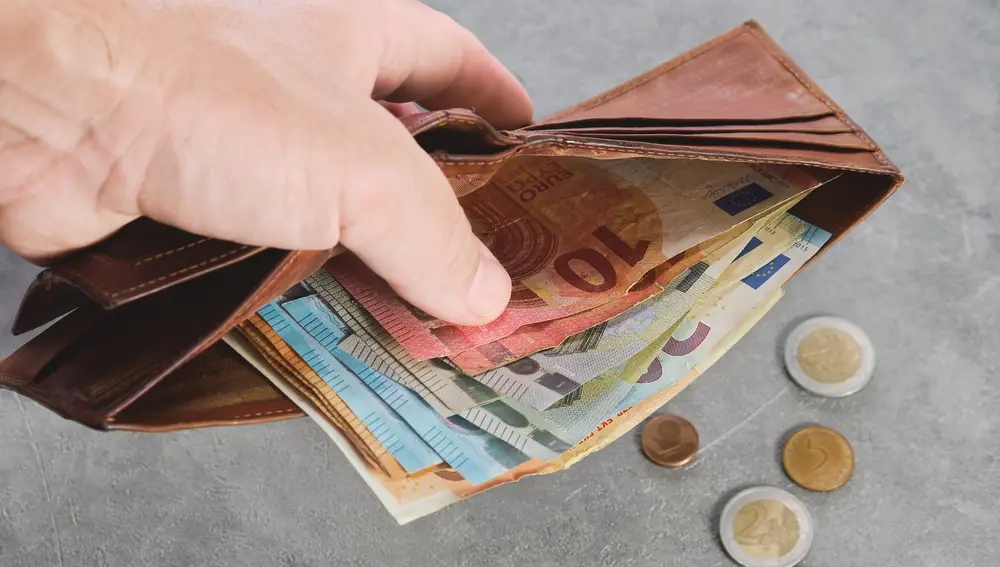 Economía.- La mitad de los españoles tienen menos dinero que hace un año tras pagar sus gastos esenciales, según Intrum