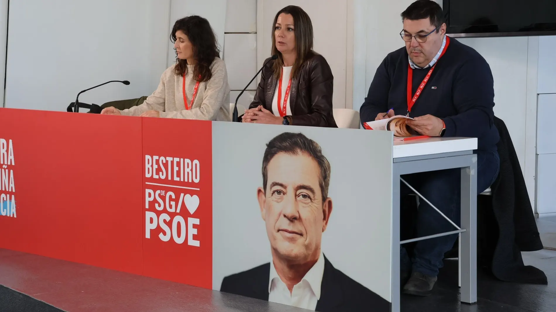 Méndez, en el medio, durante una convención del PSdeG en Lugo.