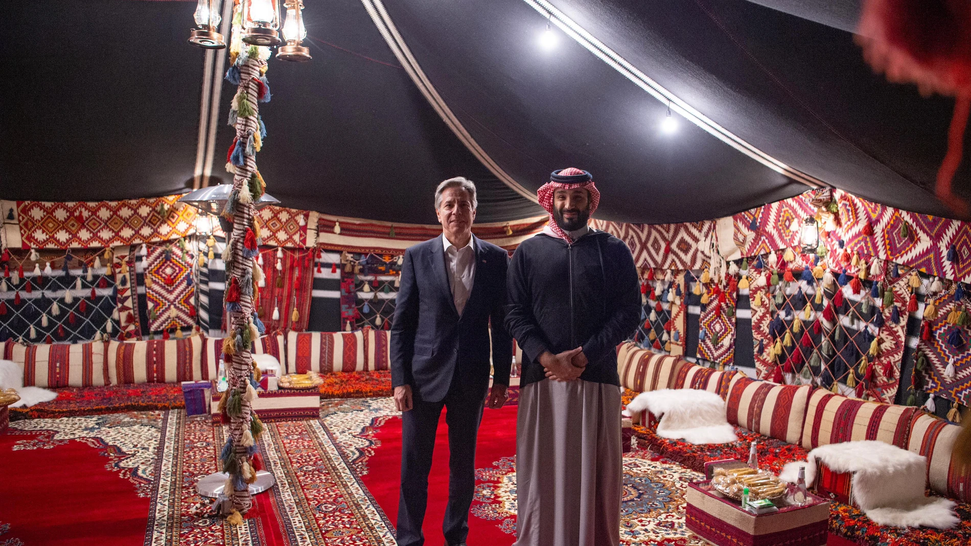 Al-ula (Saudi Arabia), 09/01/2024.- A handout photo made available by the Saudi Royal Court shows US Secretary of State Antony Blinken (L) meeting with Saudi Crown Prince Mohammed bin Salman at al-Ula, Saudi Arabia, 08 January 2024. (Arabia Saudita) EFE/EPA/Saudi Royal Court HANDOUT HANDOUT EDITORIAL USE ONLY/NO SALES HANDOUT EDITORIAL USE ONLY/NO SALES