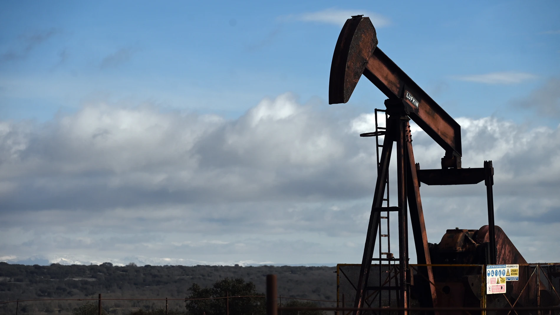 Es el petróleo, en realidad, su auténtica riqueza, amén de los fosfatos y la sal