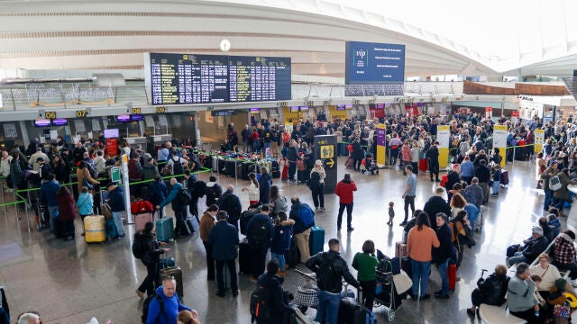 Sigue el problema con maletas sin cargar en Bilbao por la huelga del "handling" de Iberia